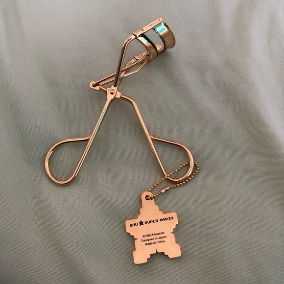Shu Uemura x Super Mario Eyelash Curler - Picture 2 of 3